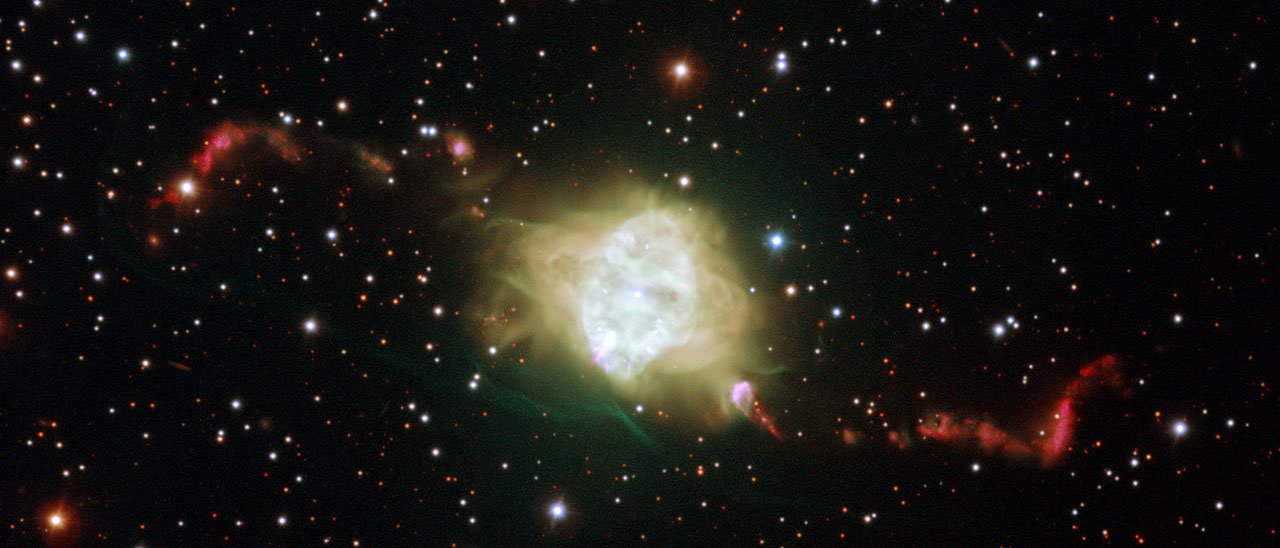 Neobvyklý pár starých hviezd a pozoruhodný tvar planetárnej hmloviny