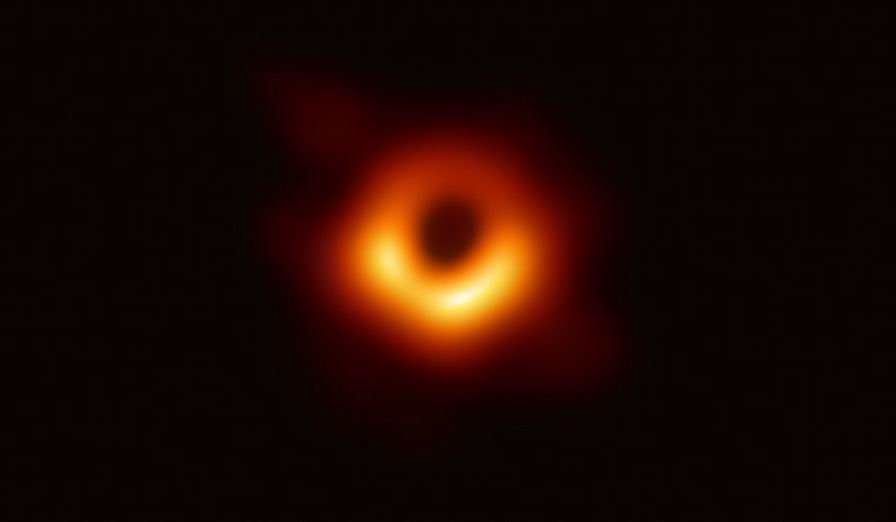 Astronómovia získali prvú snímku okolia čiernej diery