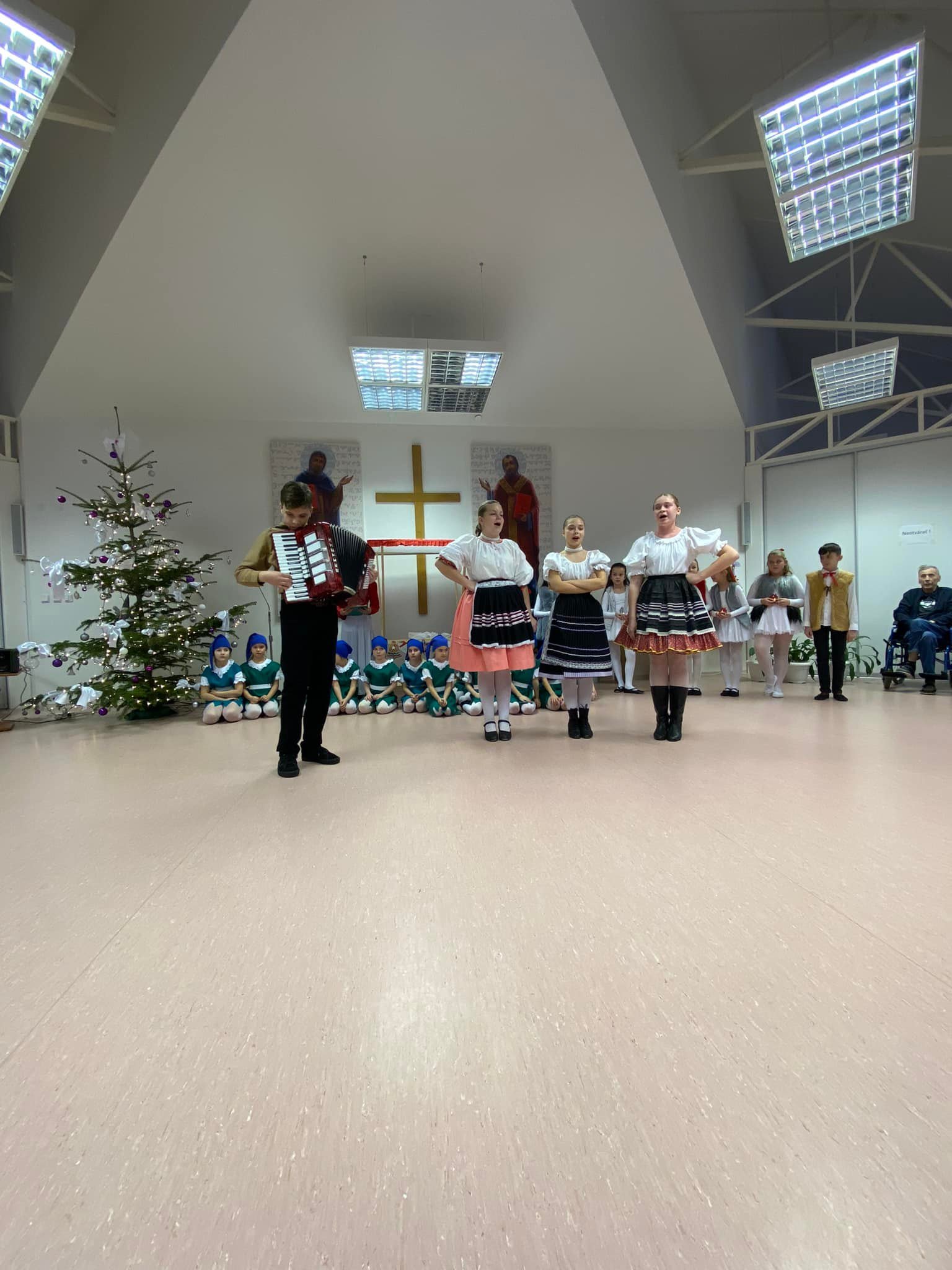 Vianočné koledy so súborom Zempínik v Michalovskom domove seniorov